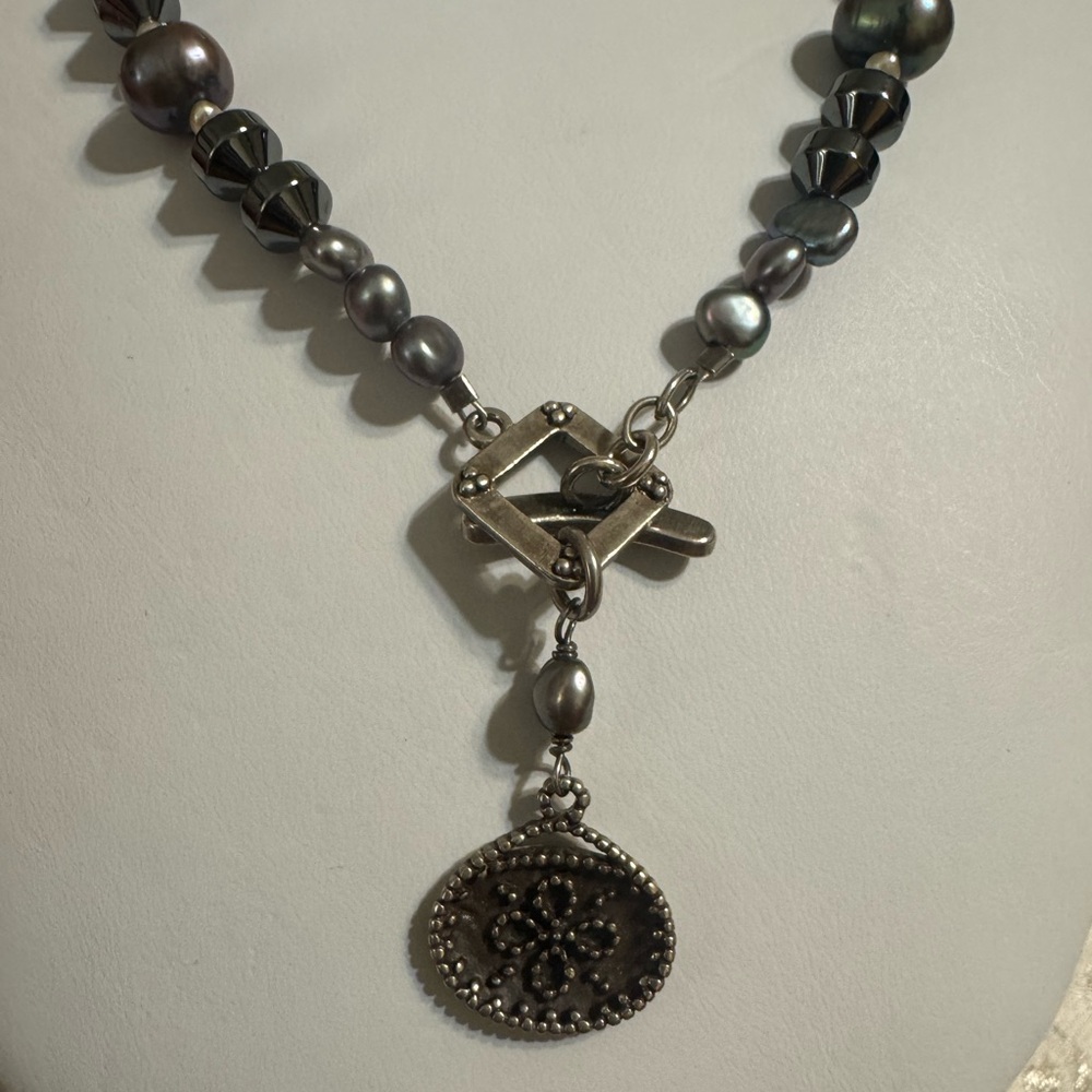 Elegant Silver and Beaded Necklace - Picture 2 of 3